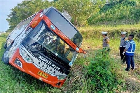 batang daks|Kecelakaan Bus Rosalia Indah di KM 370 Tol Semarang.